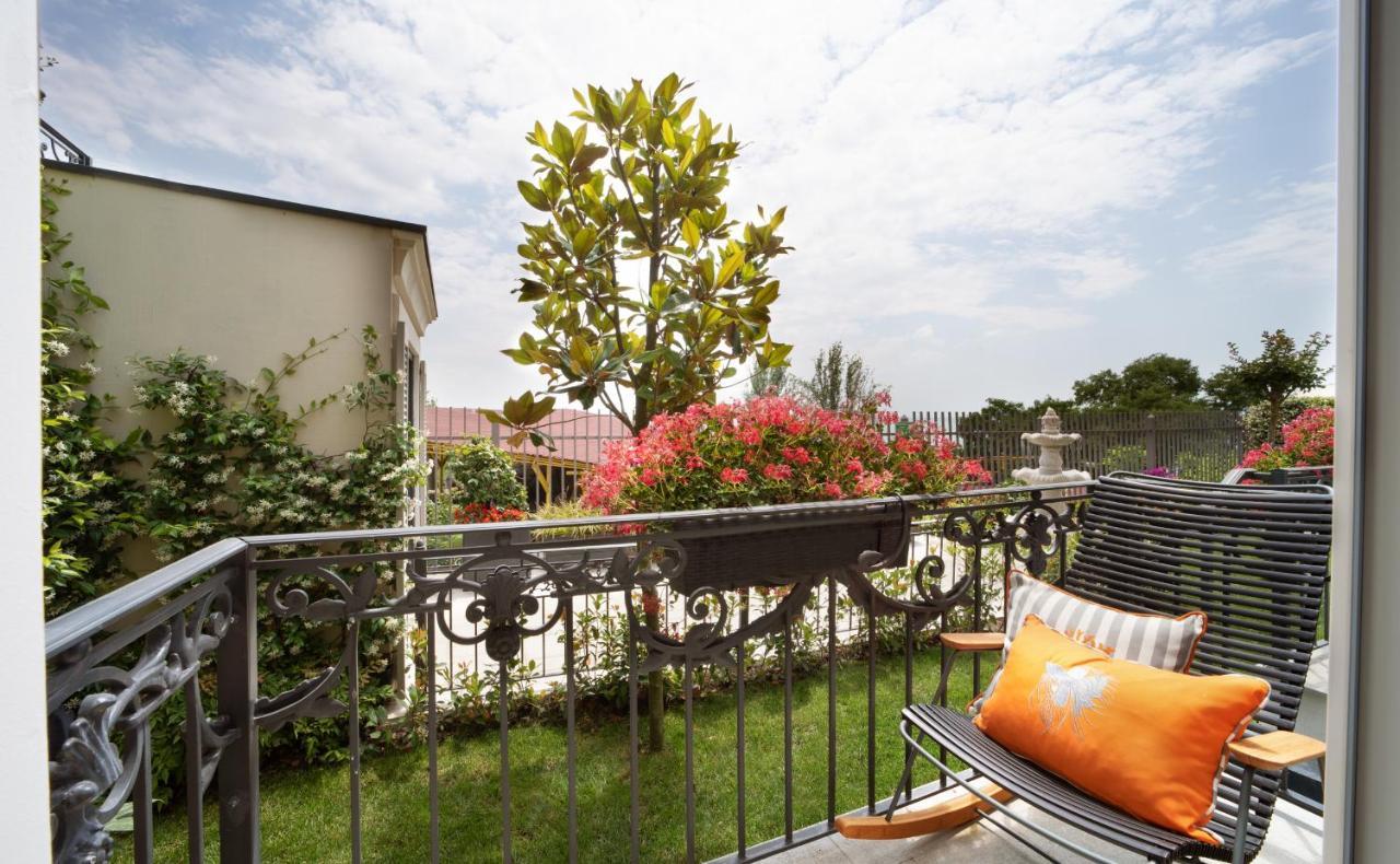 Mula Hotel Istanbul Exterior foto A balcony
