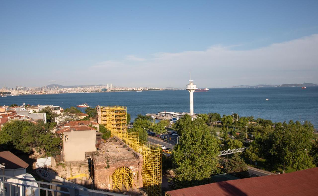 Mula Hotel Istanbul Exterior foto The Bosphorus, as seen from the Galata Tower