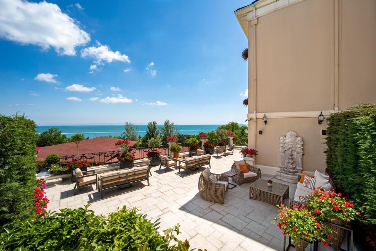 Mula Hotel Istanbul Exterior foto The terrace of the hotel