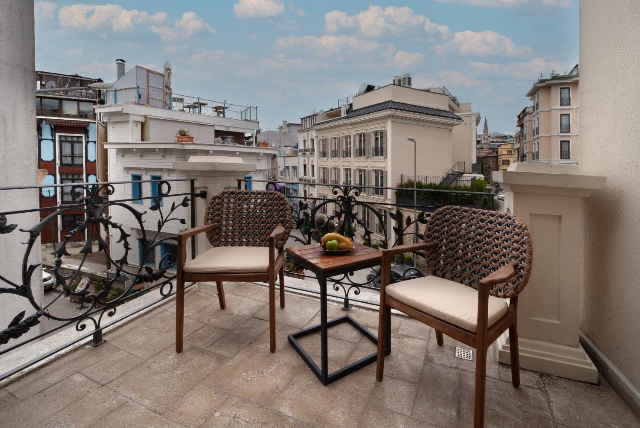 Mula Hotel Istanbul Exterior foto A balcony in Athens, Greece