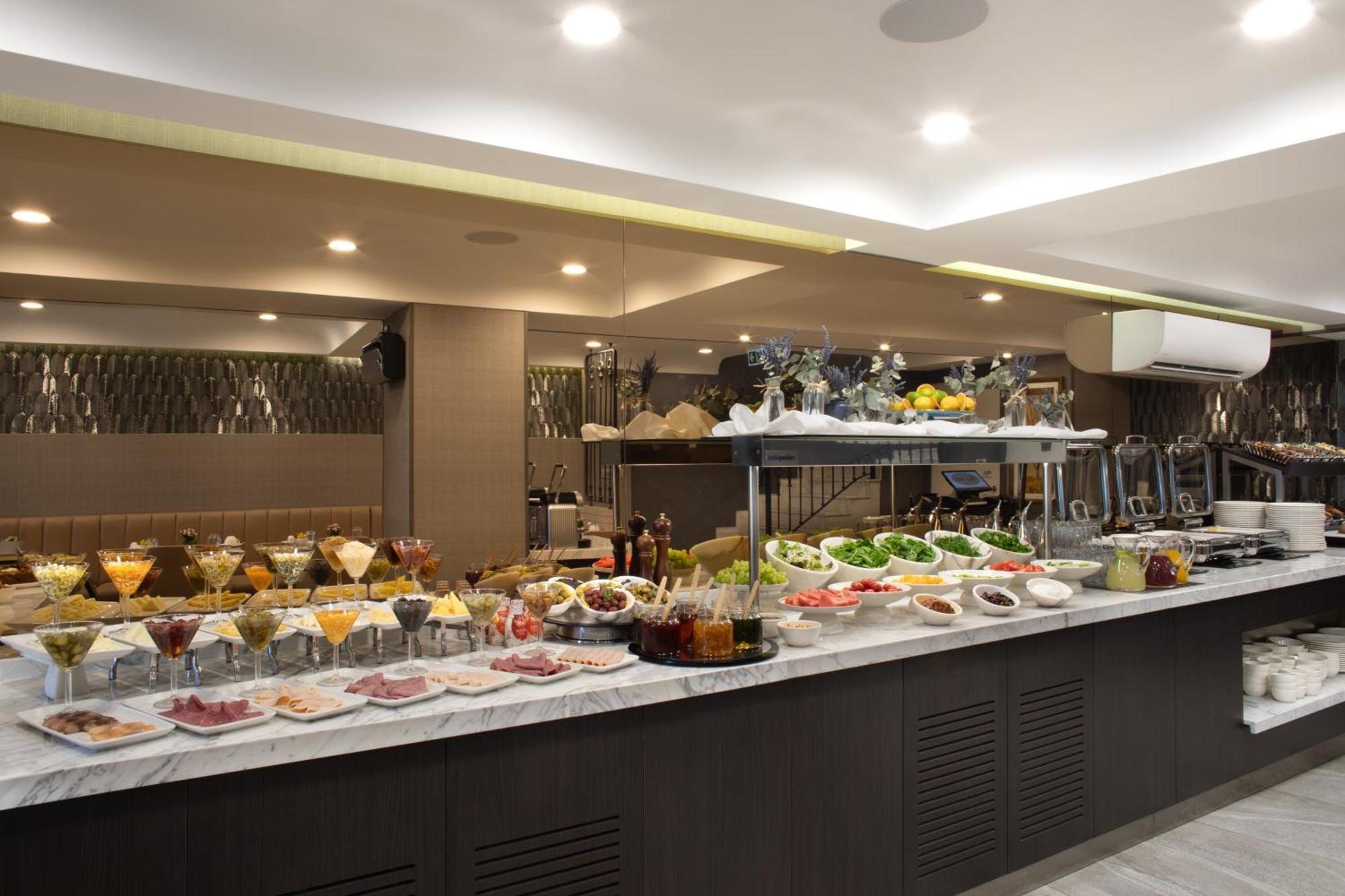 Mula Hotel Istanbul Exterior foto A buffet in a restaurant