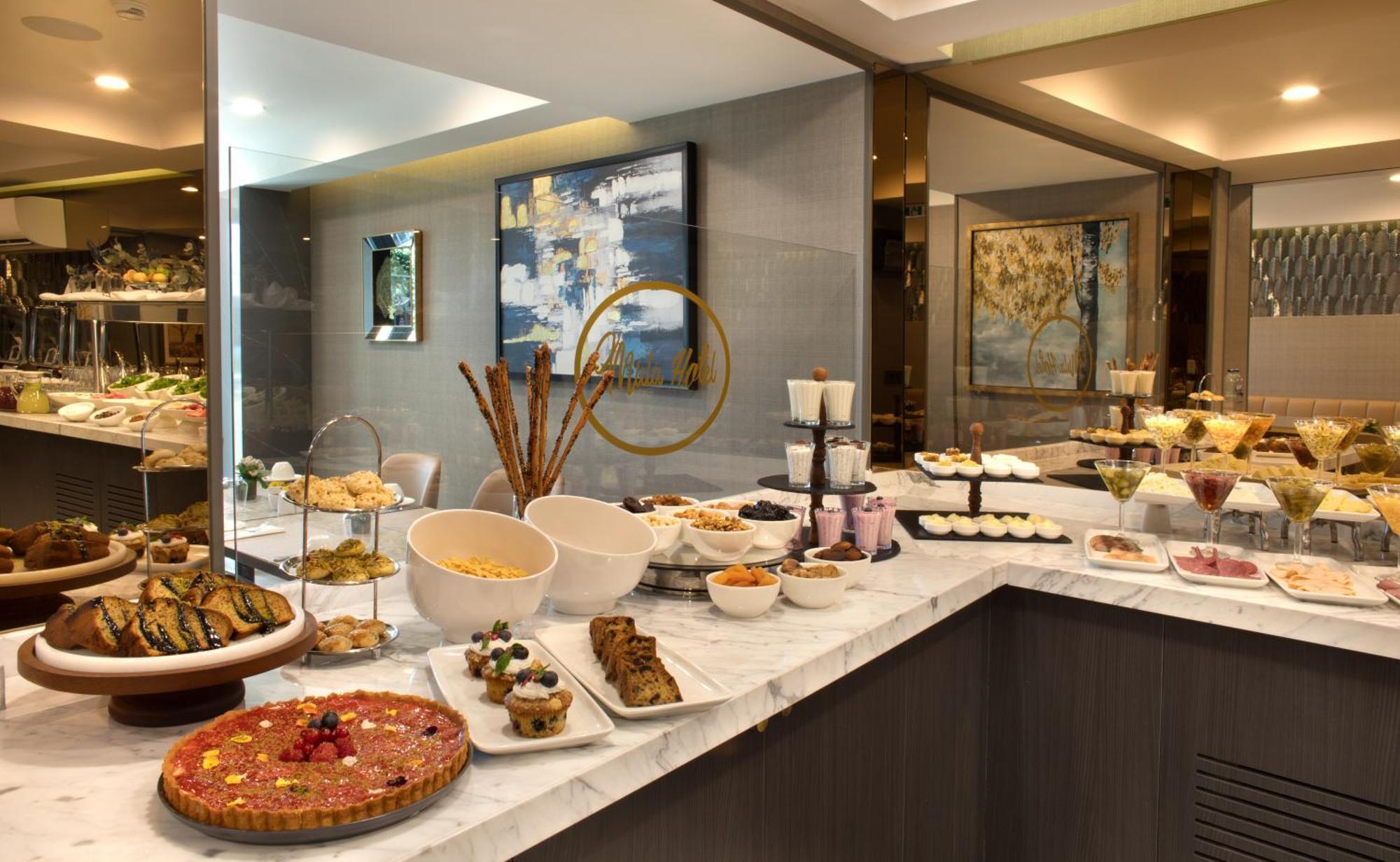 Mula Hotel Istanbul Exterior foto The Lounge at London Heathrow Airport