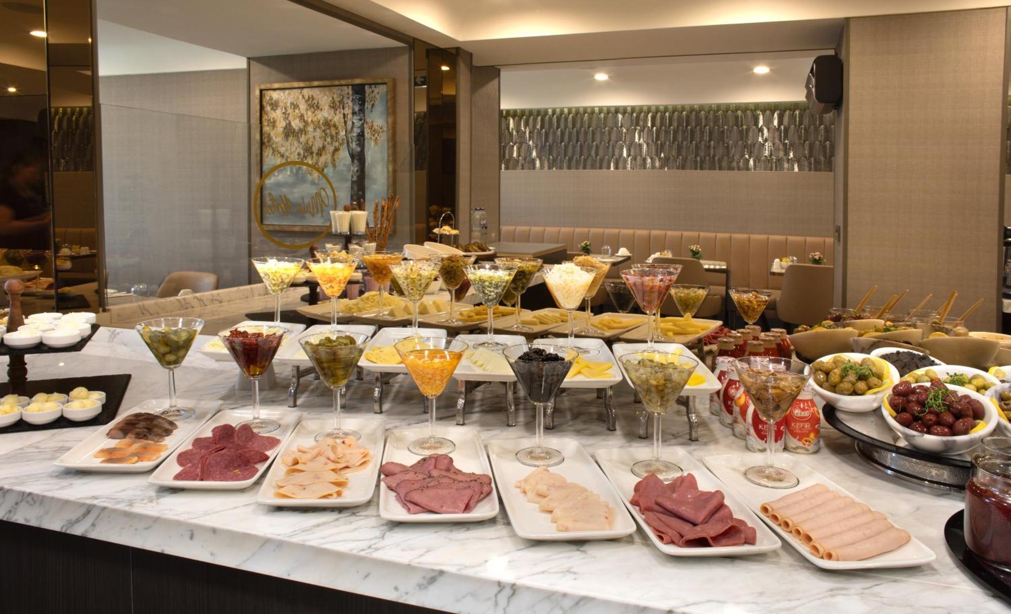 Mula Hotel Istanbul Exterior foto A buffet at a hotel